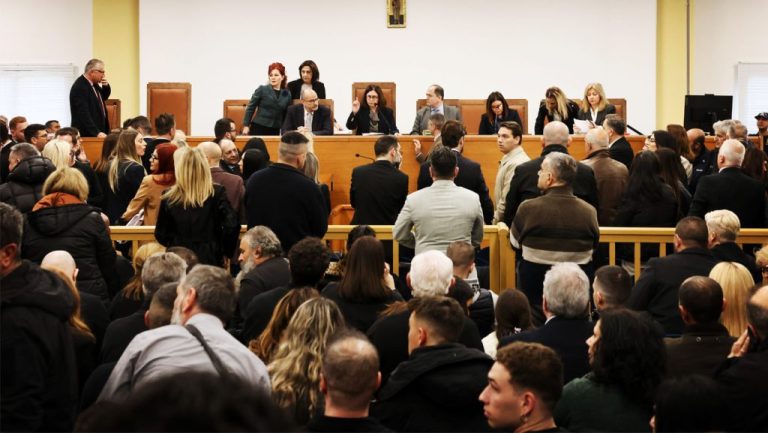 Δίκη για Τέμπη: Τι άλλαξε και δεν επαναλήφθηκε το χάος της πρώτης ημέρας