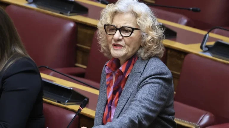 Πέθανε ο γιος της Θεανώς Φωτίου σε ηλικία 49 ετών