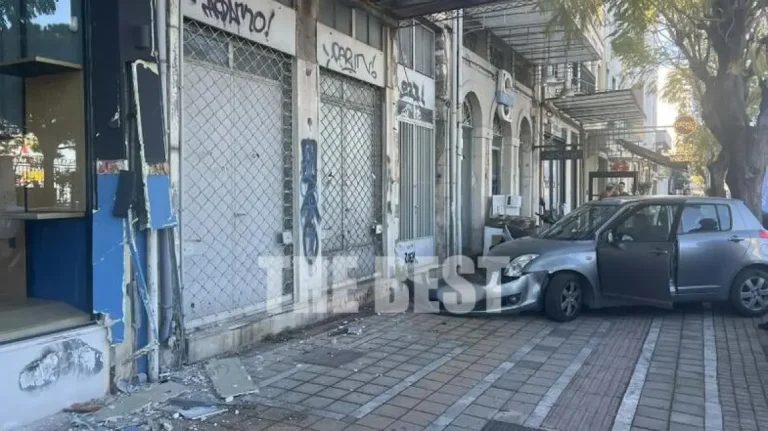 Τροχαίο στην Πάτρα: Αυτοκίνητο ανέβηκε στο πεζοδρόμιο και κατέληξε στην είσοδο κτιρίου