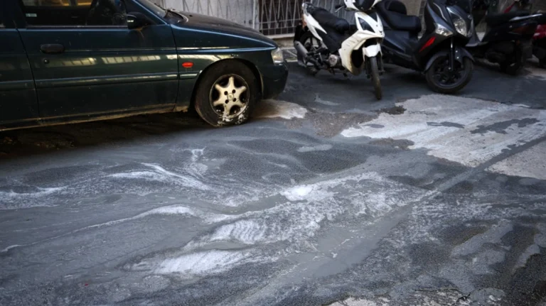 Ανεξήγητο περιστατικό στην Κυψέλη: Πλημμύρισαν δρόμοι με υγρό τσιμέντο