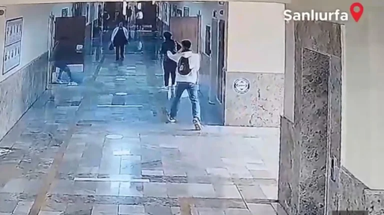 Η στιγμή που ο ένοπλος 19χρονος μπαίνει στο σχολείο στη Σανλιούρφα της Τουρκίας και ανοίγει πυρ αδιακρίτως