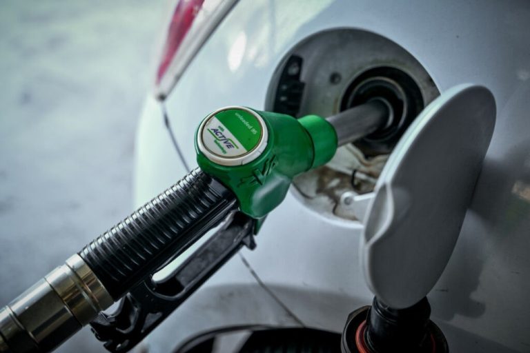 Fuel pass: Ποιοι και πώς θα πληρωθούν πριν το Πάσχα