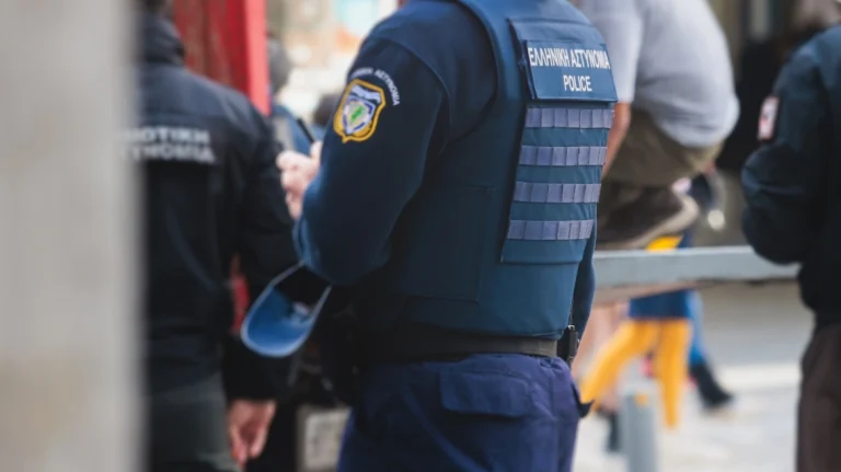 Πειραιάς: Συνελήφθη 66χρονος που επιτέθηκε σε αστυνομικό επειδή του έκοψε πρόστιμο