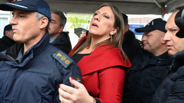 Εκτός ελέγχου στη δίκη για τα Τέμπη η Κωνσταντοπούλου – Δείτε βίντεο