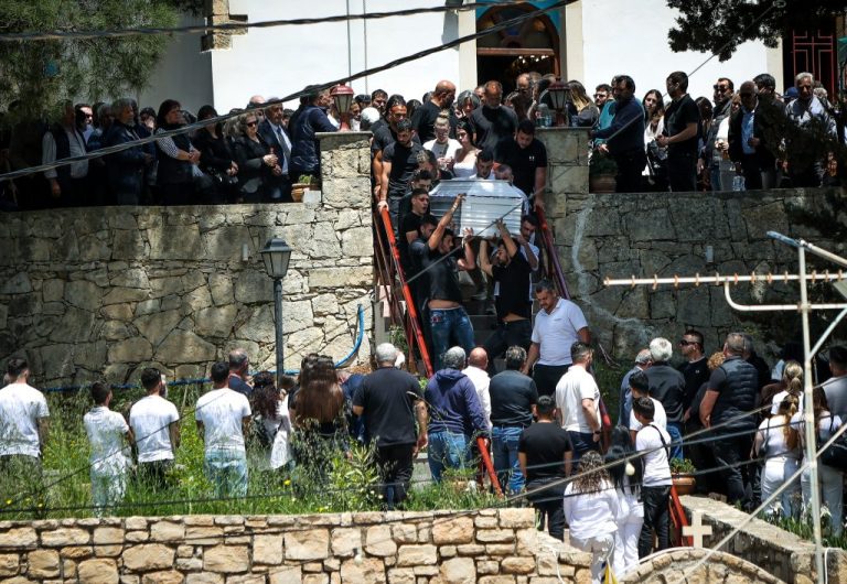 Ηράκλειο: Ξέσπασε η αδερφή του 21χρονου Νικήτα στην κηδεία – «Τώρα ήρθατε που τον σκότωσαν;»