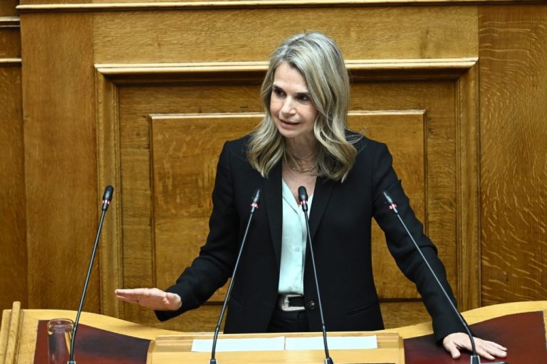 Αποστολάκη για απαλλαγή πολιτών από τα χρέη τους: «Nα αρθούν άμεσα οι κατασχέσεις λογαριασμών»