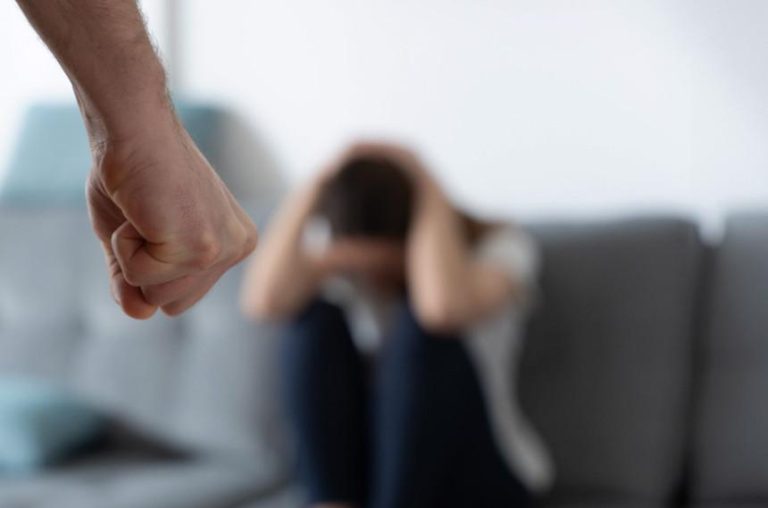 Σοκ στα Χανιά: Κατήγγειλε τον σύζυγό της ότι τη χτύπησε άγρια μπροστά στα παιδιά τους