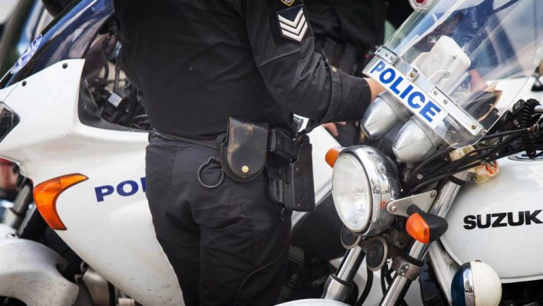 Δίωξη για κακούργημα σε βάρος του 28χρονου ντελιβερά που πετούσε πέτρες και τραυμάτιζε περαστικούς στην Κηφισιά