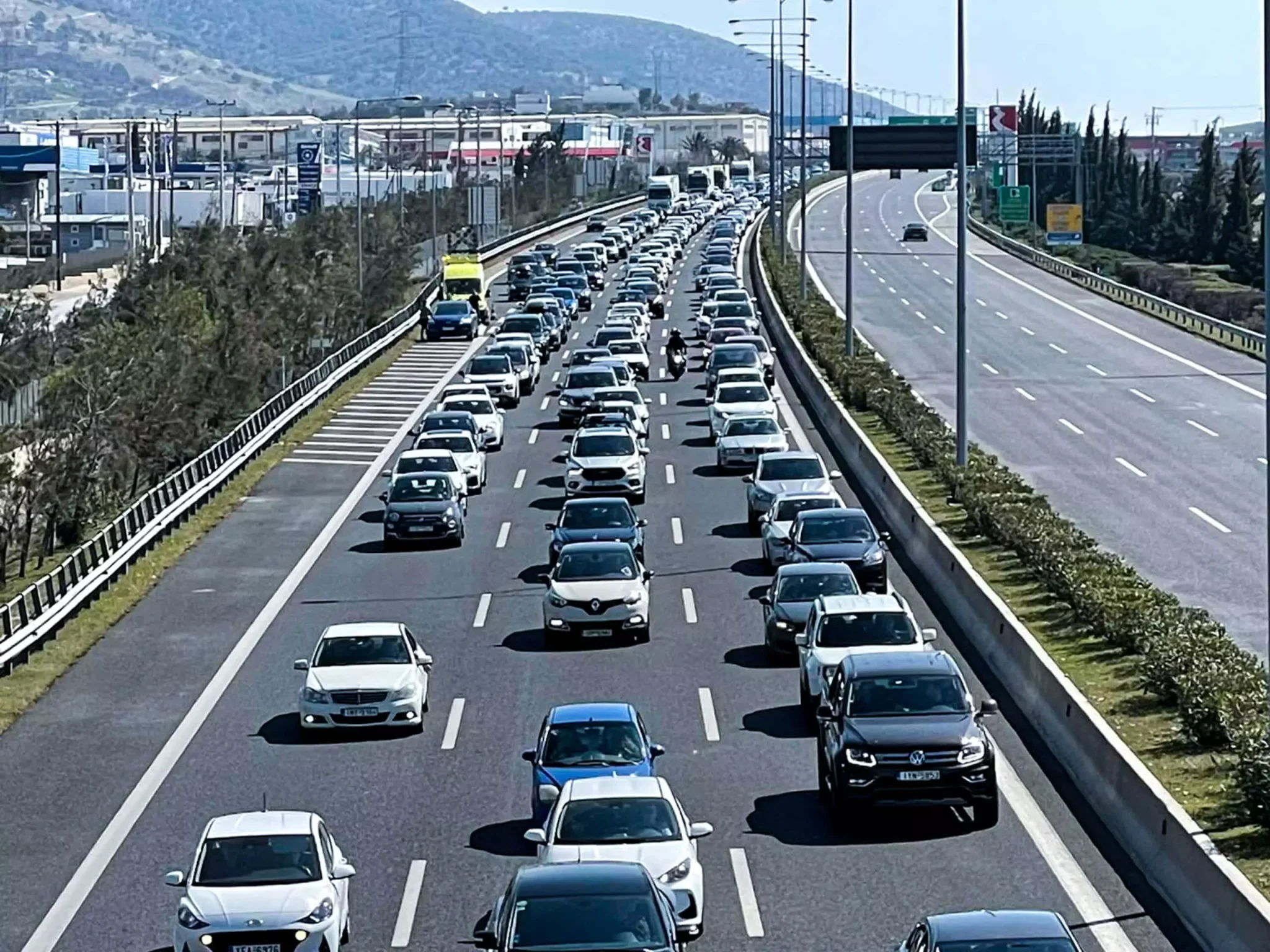Τροχαίο στην Αττική Οδό μετά τον κόμβο Πεντέλης στο ρεύμα προς Ελευσίνα