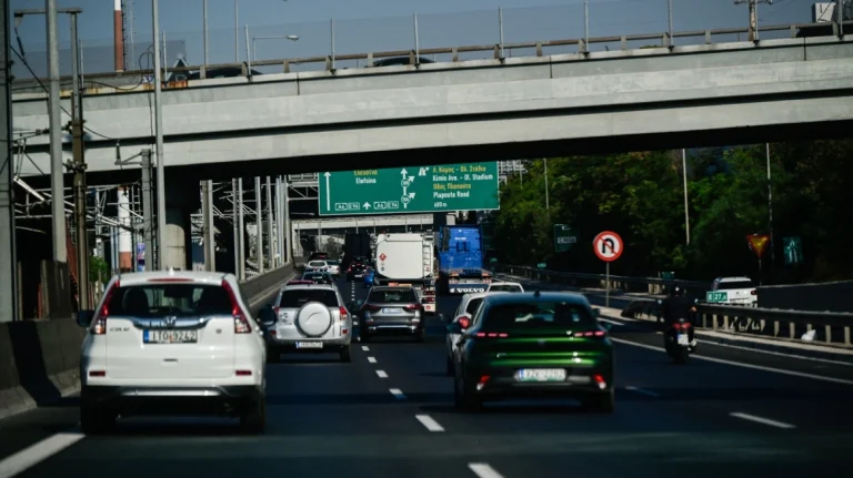 Καραμπόλα 4 ΙΧ στην Αττική Οδό μετά τον κόμβο Κηφισίας στο ρεύμα προς Ελευσίνα
