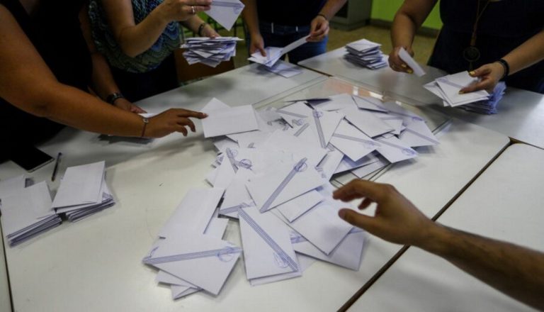 Δημοσκόπηση Interview: Καθαρό προβάδισμα της ΝΔ με 30,1% – «Ντέρμπι» για τη δεύτερη θέση