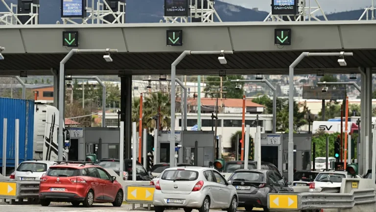 Πρωτομαγιά: Σε εξέλιξη η έξοδος των εκδρομέων – Ουρές στα διόδια Ελευσίνας