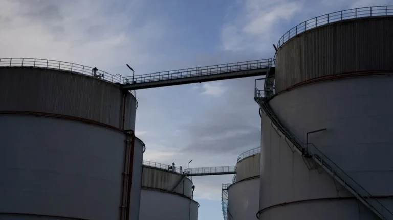 Πετρέλαιο: Βουτιά άνω του 10% μετά τις πληροφορίες ότι ΗΠΑ και Ιράν πλησιάζουν σε συμφωνία, κάτω από τα $100 το Brent