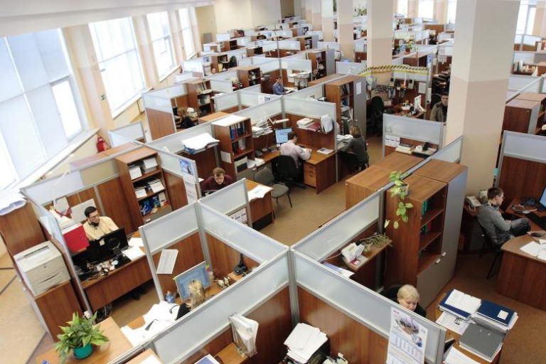 Πανελλαδική έρευνα του ΙΝΕ της ΓΣΕΕ: Το 42,6% των υπαλλήλων δουλεύει σε αντικείμενο άσχετο με τις σπουδές του
