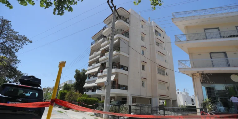 Τραγωδία στην Ηλιούπολη: Κλείδωσαν την πόρτα στην ταράτσα και έπεσαν οι 17χρονες