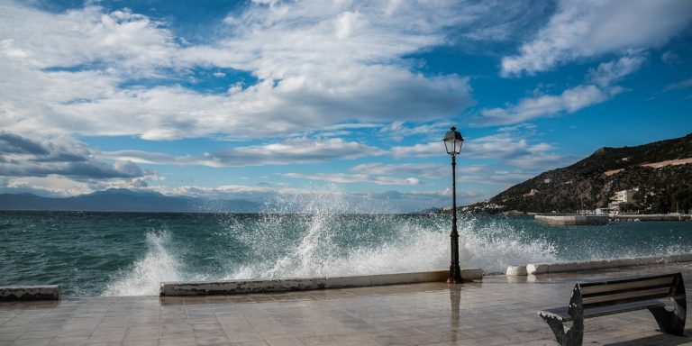 Καιρός: Συνεχίζεται το χειμωνιάτικο σκηνικό με βροχές, κρύο και ισχυρούς ανέμους