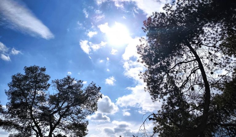 Καιρός: Συνεχίζονται και σήμερα τα 30άρια με συννεφιά