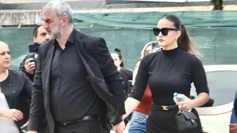 Ράγισε καρδιές ο επικήδειος της κόρης της Γωγώς Μαστροκώστα: «Δεν σου λέω αντίο, γιατί θα είσαι για πάντα μέσα μου»