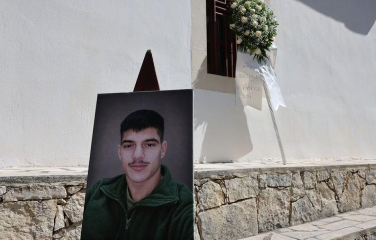 Θρήνος στο Ηράκλειο: Συγγενείς και φίλοι ντυμένοι στα λευκά αποχαιρέτησαν τον 21χρονο