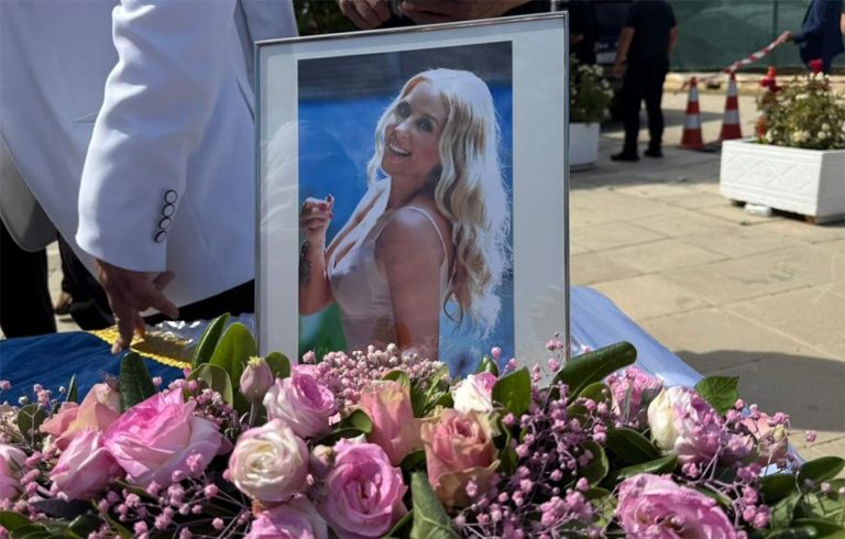 Σε κλίμα συγκίνησης το τελευταίο αντίο στη Γωγώ Μαστροκώστα – Συντετριμμένη η οικογένειά της