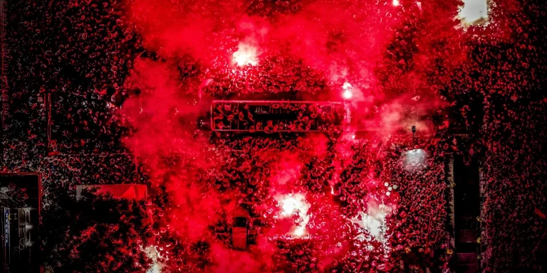 Ξέφρενοι πανηγυρισμοί για το 4ο ευρωπαϊκό τρόπαιο του Ολυμπιακού – «Κάηκε» ο Πειραιάς 