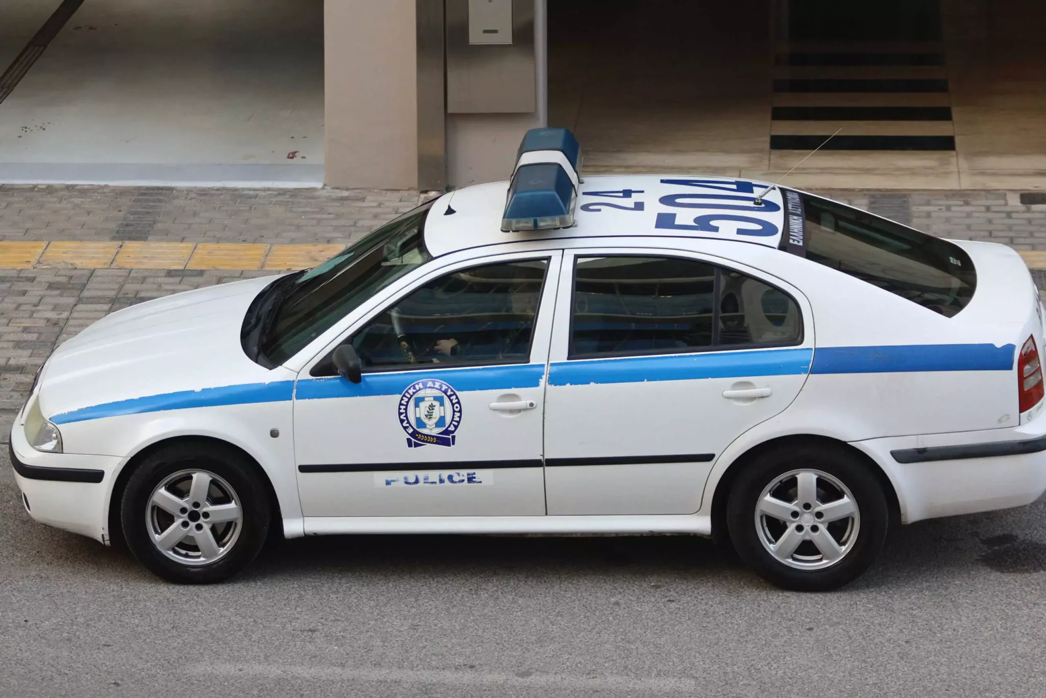 Άγρια επίθεση κουκουλοφόρων σε μητέρα τριών παιδιών στην Πάτρα