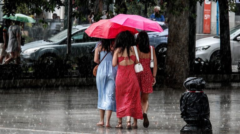 Καιρός: Μικρή άνοδος της θερμοκρασίας με βροχές και καταιγίδες