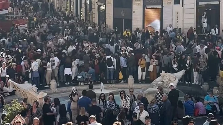 Ο υπερτουρισμός σαρώνει την Ευρώπη: «Πνίγονται» από κόσμο Ρώμη και Ποζιτάνο (βίντεο)