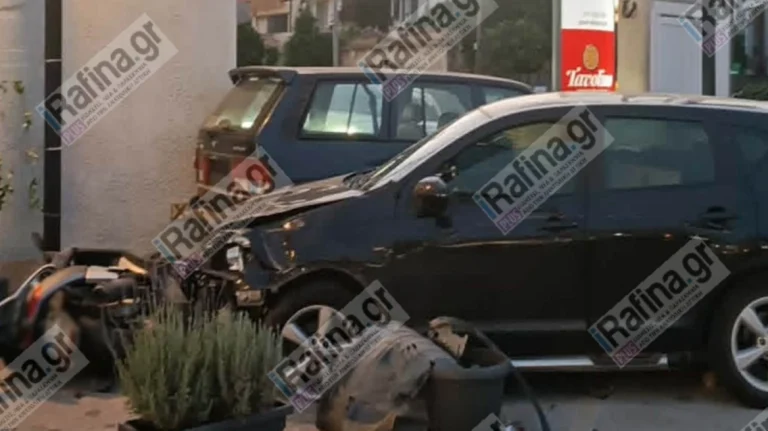 Αυτοκίνητο κατέληξε σε κατάστημα μετά από σφοδρή σύγκρουση στη Λεωφόρο Μαραθώνος