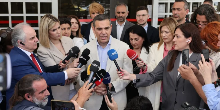 Ο Τσίπρας κατέθεσε την ιδρυτική διακήρυξη του «ΕΛΑΣ»: «Τώρα ξεκινούν το ταξίδι και οι αγώνες μας»