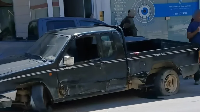 Σοβαρό τροχαίο στο Τυμπάκι Ηρακλείου: Οδηγός ΙΧ «καρφώθηκε» πάνω σε σταθμευμένα αυτοκίνητα