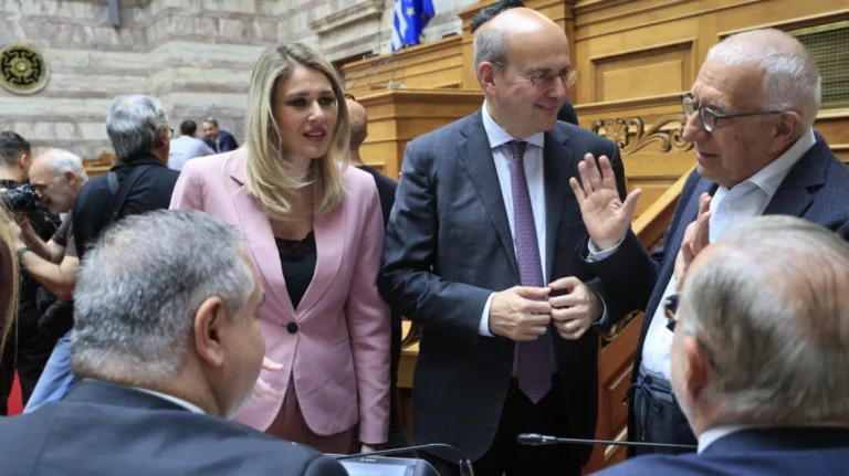 Τα πηγαδάκια στην ΚΟ της ΝΔ: Ποιοι κάθισαν με ποιους – Δείτε φωτογραφίες