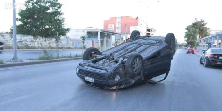 Τροχαίο στη Θεσσαλονίκη: Αυτοκίνητο έπεσε σε παρκαρισμένα οχήματα και ντεραπάρισε