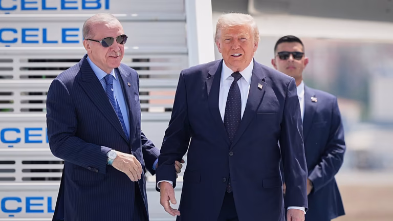 Έφτασε στην Άγκυρα ο Τραμπ για τη σύνοδο του ΝΑΤΟ: Θερμή υποδοχή από τον Ερντογάν