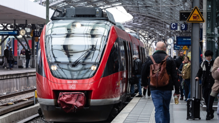 Τραγωδία στη Γερμανία: Εργαζόμενος ασφαλείας έπεσε από κινούμενο τρένο